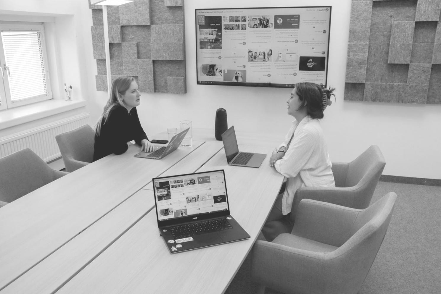 Groupe de professionnels collaborant sur des analyses financières